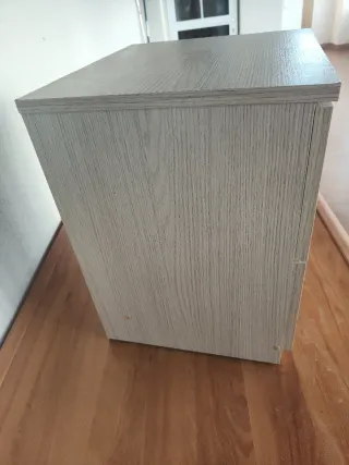 Mesita de noche de madera beige