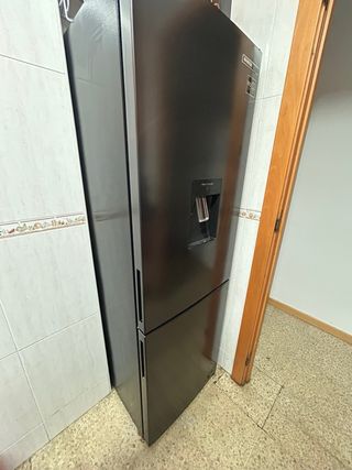 Nevera con dispensador de agua