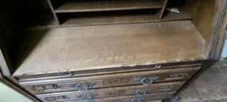 Escritorio antiguo de madera tallada