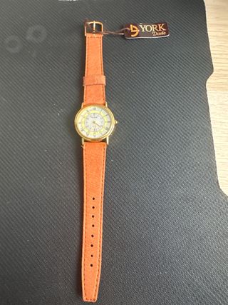 Reloj York Correa Marron y Detalles Dorados