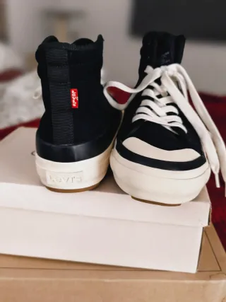 Zapatillas Levi's Negras y Blancas
