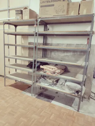 Estantería metálica y madera