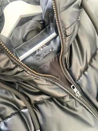 Abrigo acolchado negro mate Zara