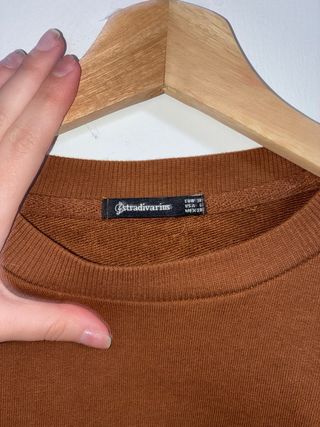 Sudadera Stradivarius marrón efecto relieve