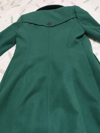 Abrigo Stradivarius verde talla S