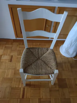 Silla antigua de madera y yute