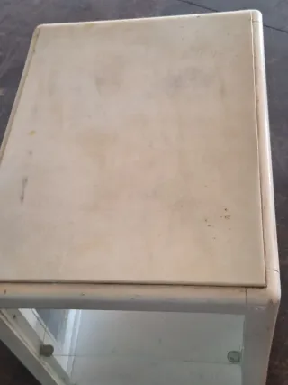 Vitrina pequeña antigua de madera y cristal