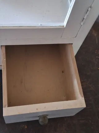 Vitrina pequeña antigua de madera y cristal