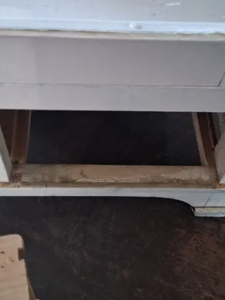 Vitrina pequeña antigua de madera y cristal