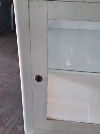 Vitrina pequeña antigua de madera y cristal