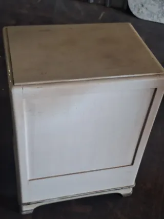 Vitrina pequeña antigua de madera y cristal