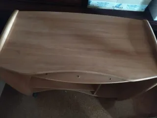 Mesa para ordenador con ruedas