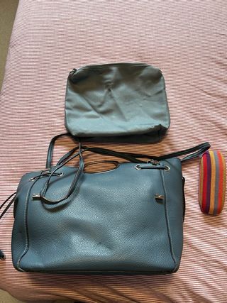 Bolso azul con neceser y funda de gafas