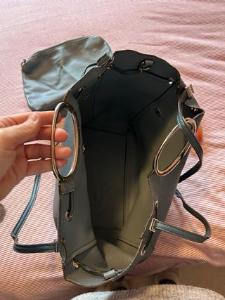 Bolso azul con neceser y funda de gafas