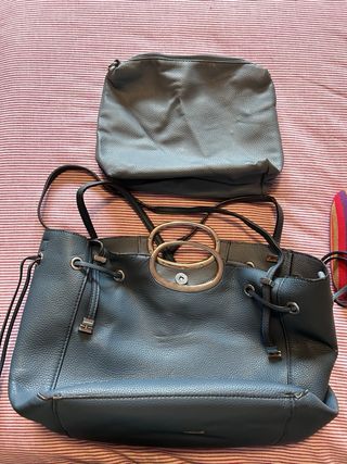 Bolso azul con neceser y funda de gafas