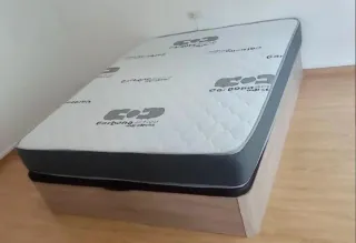 Canapé de madera con colchones viscoelástica