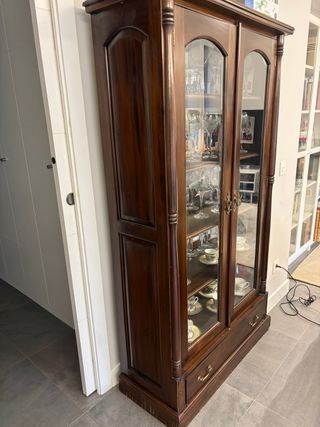Vitrina madera maciza puertas cristal