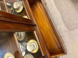 Vitrina madera maciza puertas cristal