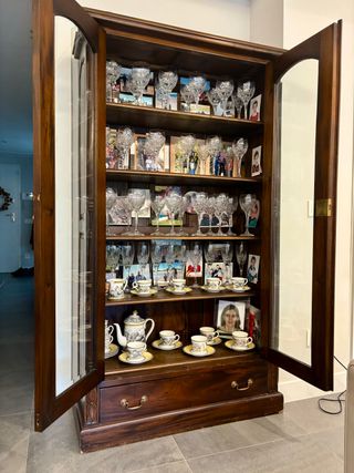 Vitrina madera maciza puertas cristal