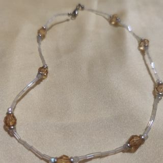 Girocollo con perline dorate e argentate