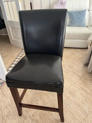 Sillón de piel negro y madera