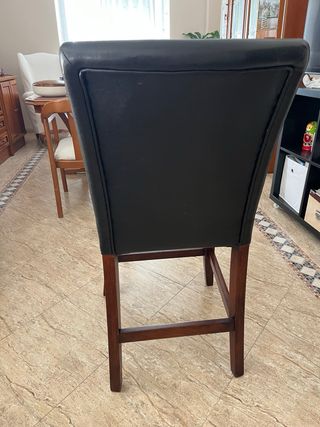 Sillón de piel negro y madera