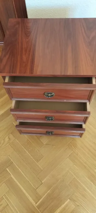 Mesita de noche de madera con tiradores metálicos