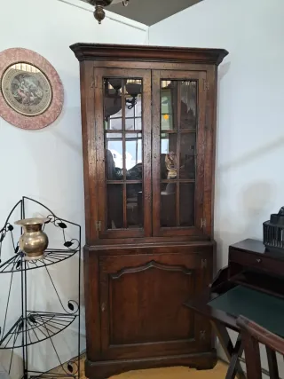 Vitrina de madera y cristal