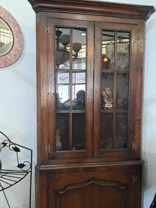 Vitrina de madera y cristal