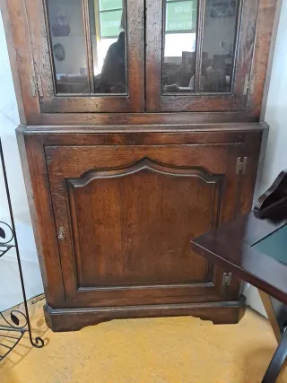 Vitrina de madera y cristal