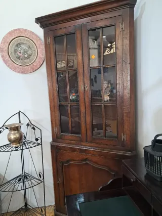 Vitrina de madera y cristal