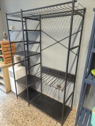 Armario vestidor metálico y madera