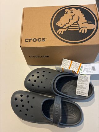 Crocs grises a estrenar