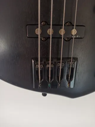 Bajo Eléctrico Mayones Negro