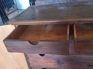 Mueble antiguo de madera