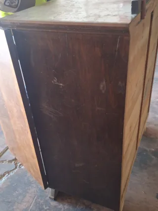 Mueble antiguo de madera