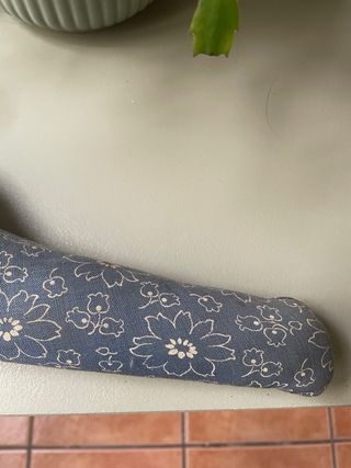 Percha antigua acolchada floral