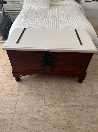 Baúl de madera y metal.