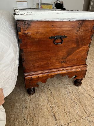 Baúl de madera y metal.