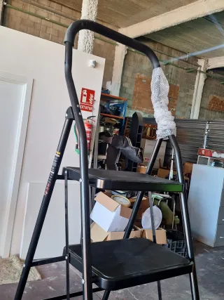 Escalera plegable negra 4 peldaños altura 145cm