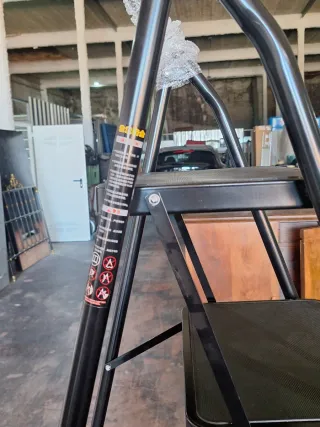 Escalera plegable negra 4 peldaños altura 145cm