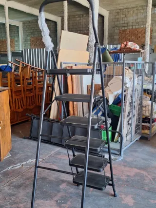 Escalera plegable negra 4 peldaños altura 145cm