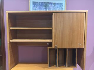 Escritorio y Estantería de Madera.