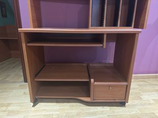 Escritorio y Estantería de Madera.