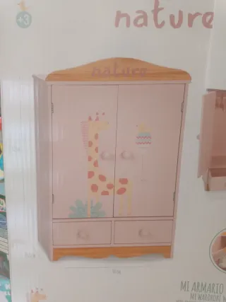Armario para muñecas rosa con jirafa