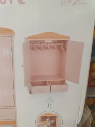 Armario para muñecas rosa con jirafa