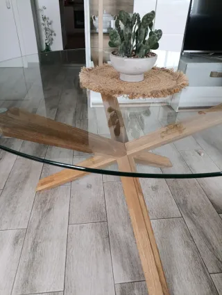 Mesa redonda cristal y madera . Medidas 1'19 cm