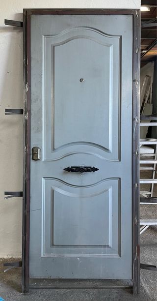 Puerta de entrada gris con marco