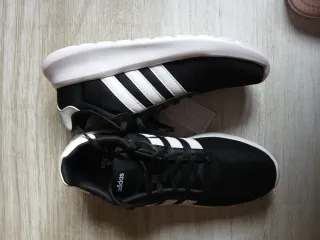 Zapatillas deportivas negras y blancas