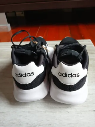 Zapatillas deportivas negras y blancas